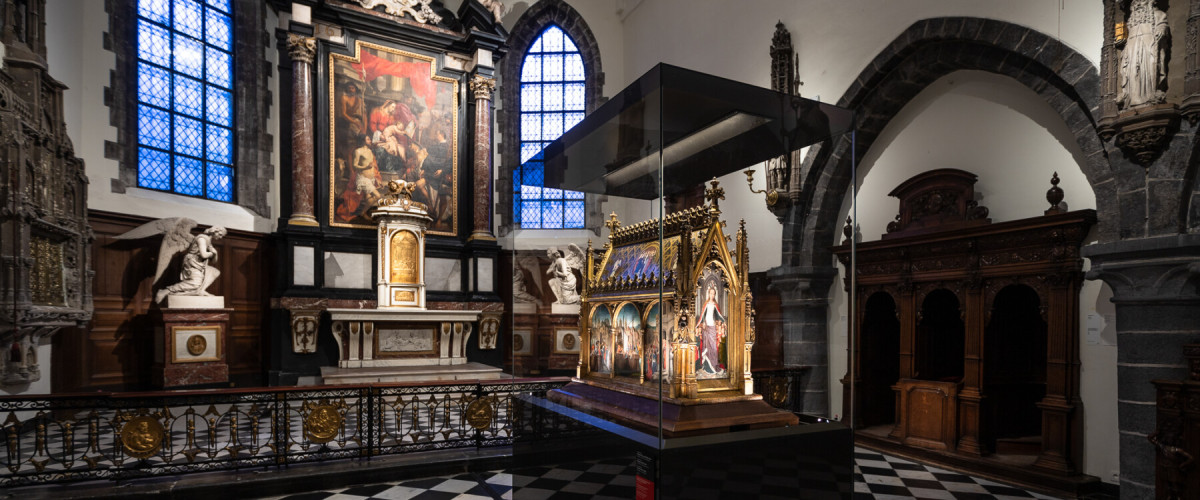 Binnenzicht Sint-Janshospitaal met schrijn. 