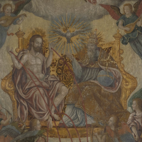 Religiöser Wandteppich, der zwei zentrale Figuren auf einem Thron zeigt, umgeben von Engeln und einer Taube. Die Szene vermittelt ein Gefühl von Göttlichkeit und Ehrfurcht.