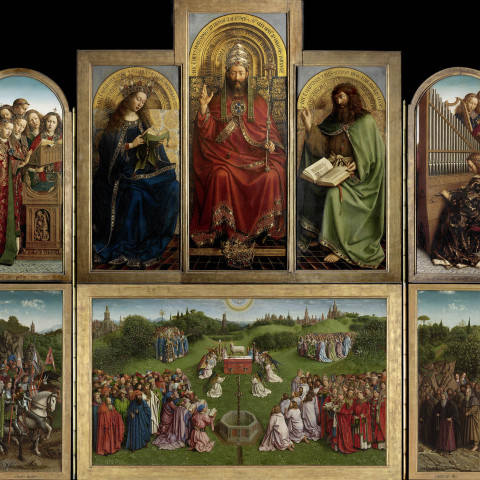 Ein detailliertes Altarbild mit satten Farben, das religiöse Figuren zeigt. Das zentrale Tafelbild zeigt eine sitzende, gewandete Figur mit Heiligenschein, umgeben von Heiligen auf beiden Seiten. Darunter zeigt eine üppige Landschaft eine vielfältige Versammlung von Menschen und vermittelt eine ruhige und ehrfürchtige Atmosphäre.