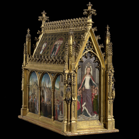 Ein kunstvoller, goldener Reliquienschrein in Form einer Miniaturkathedrale, mit gotischer Architektur und detaillierten religiösen Malereien auf den Tafeln. Elegant und historisch.
