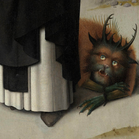 Een mysterieuze wezensfiguur met hoorns en groene handen gluurt onder het zwart-witte gewaad van een figuur, wat een surrealistische en griezelige sfeer oproept.