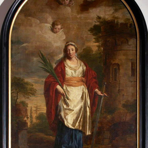 Ein Gemälde zeigt eine Frau in prächtigen Gewändern, die eine Palme und ein Schwert hält und vor einem Schloss steht. Cherubim schweben darüber in den Wolken und verleihen der Szene eine sakrale Note.